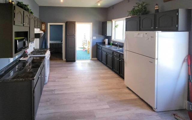 Manistee House w/ Deck: 1/2 Mi to Riverwalk!