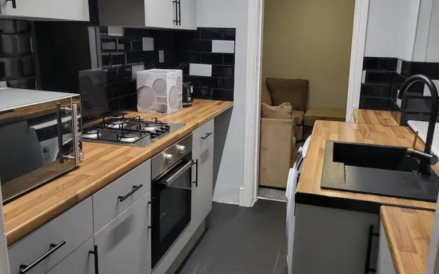 Stoke-on-trent - Apartment - Sleeps 5 - Parking
