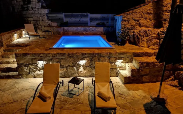 Stone Holiday Home in Brotnice Dalmatia with Outdoor Hot Tub