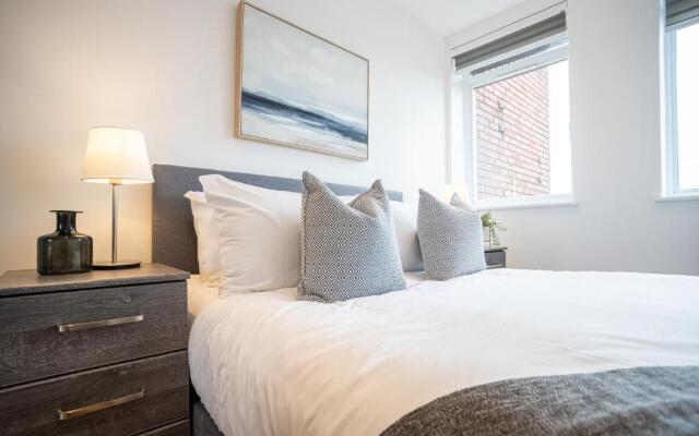 Deluxe & Chic 1 & 2 Bed Apts near Heathrow, Legoland, & Windsor Slough