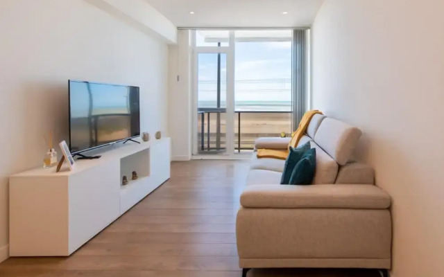 Apartment With Frontal sea View in Raversijde