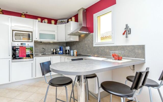 Charming Apartment in Mallemort with Swimming Pool