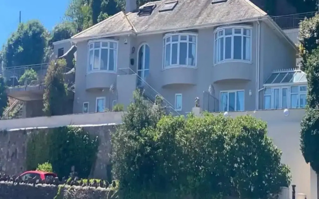 4 Bed-central Location-sleeps 8-marina Sea View-pets-parking