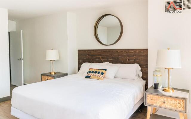 ENVITAE 2BR Vibrant High-Rise Penthouse