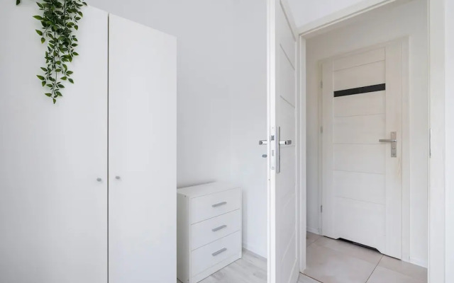 Cozy Apartment Aleja Kijowska by Renters