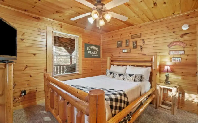Stunning Mountain Cabin w Hot tub