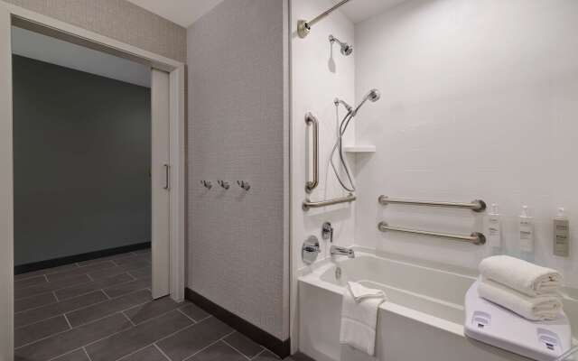 Hampton Inn & Suites Marina