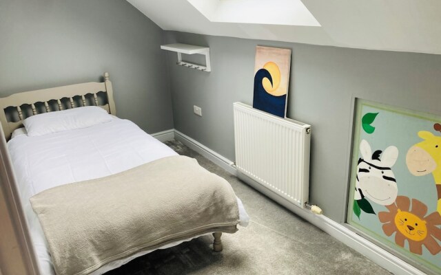 Beautiful 4-bed House With Countryside Views