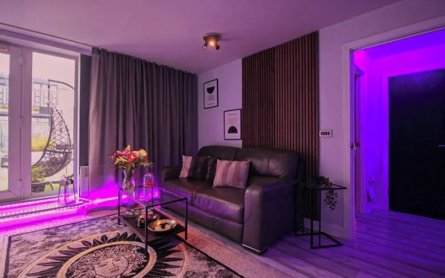 1 Bed Penthouse - Hot Tub - Roof Terrace - Parking