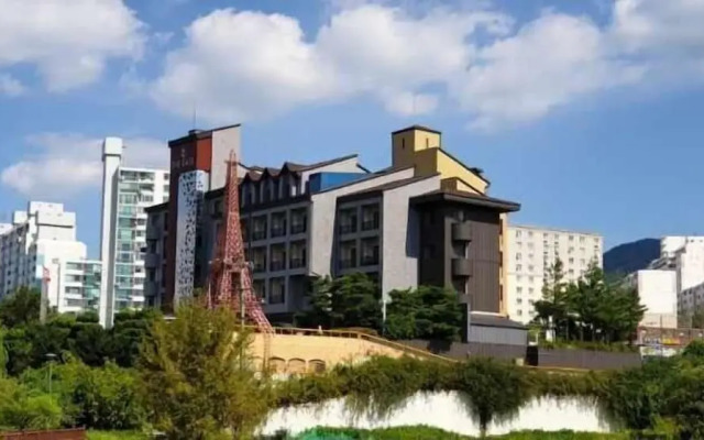 Hotel The Base