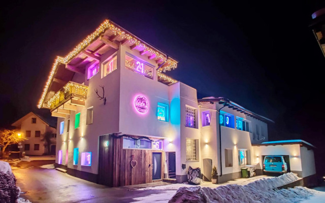 DMG - 'Funky First Floor' Unique Mountain Apartment