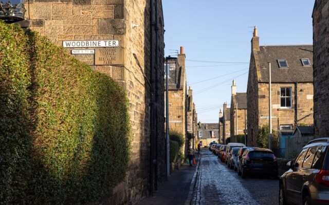 Modern and Jazzy 2 Bedroom House in Edinburgh