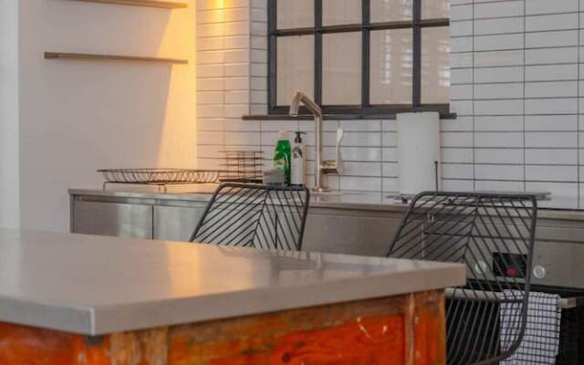 Sleek & Stylish 2BD Flat - Warren Street