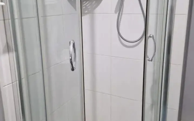 Stylish 2-bed Apartment - Sleeps 4, Parking & Wifi