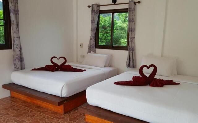 Khao Sok Jungle Huts Resort