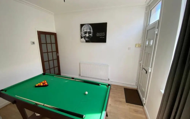 Cosy 2-bed House - Sleeps 4, Garden & Pet-friendly