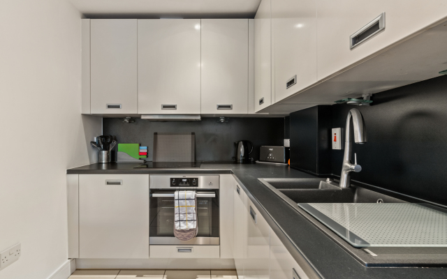 12 Rhodewood - Modern Apartment Close to Village and Beach