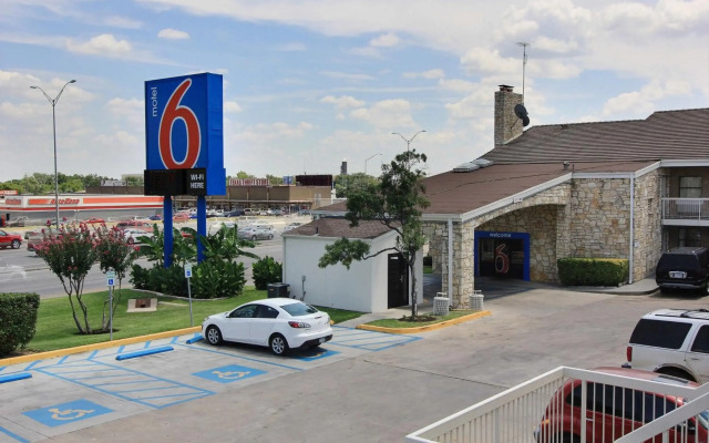 Motel 6 Austin, TX - Central Downtown UT