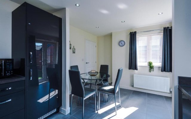 Vidale Court, 3 Bedroom House with River Irwell view, sleeps 6