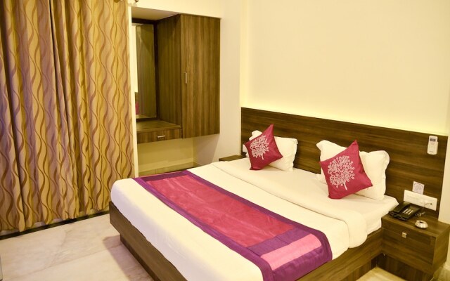 OYO 4448 Hotel Suresh Plaza