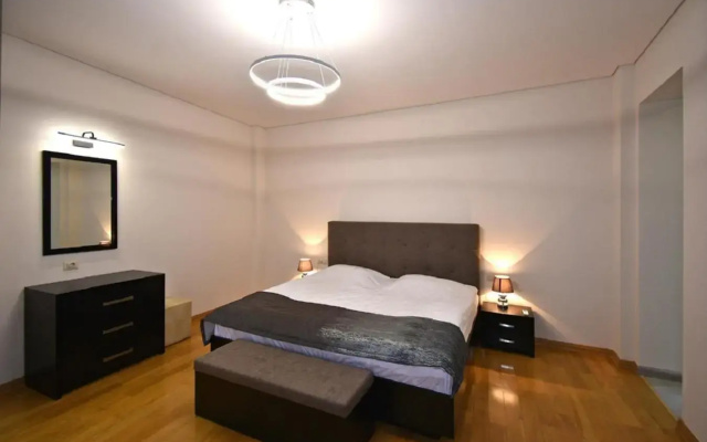 Northern Avenue 2 bedroom Newly Renovated and Modern apartment HH101