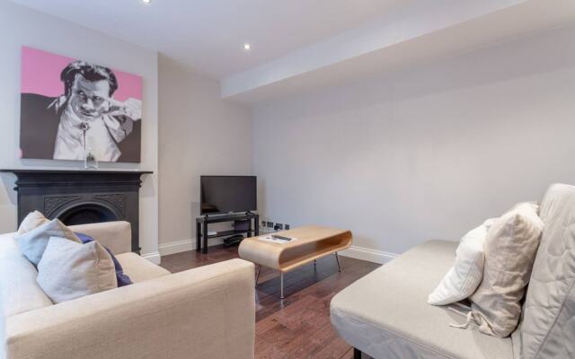 Stylish 2 Bedroom Flat With Large Garden