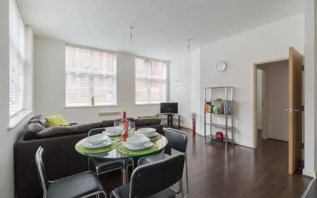 Beautiful 2-bed Apartment Sleeps 5 in Birmingham