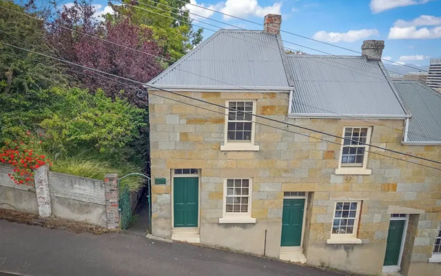 Stylish 3 Bedroom Townhouse - Hobart CBD