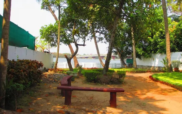 Carl-Dale Backwaters Vacation Home