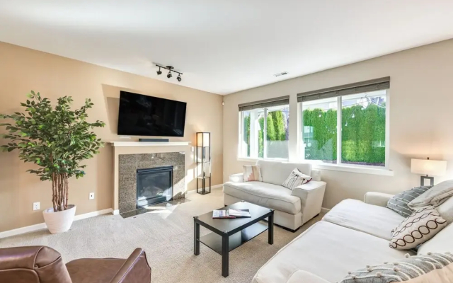 Spacious Kent Home Near Seatac Airport w/ Patio