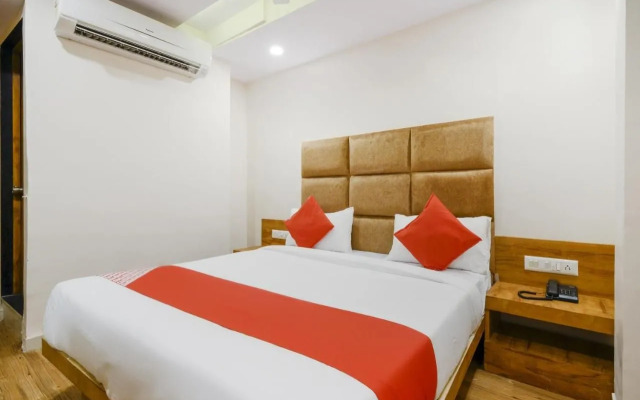 OYO 70998 Hotel Safari Inn