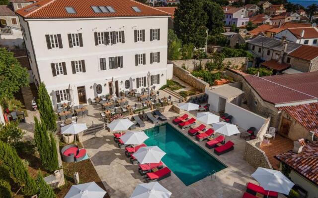 Dolphin Suites Hotel