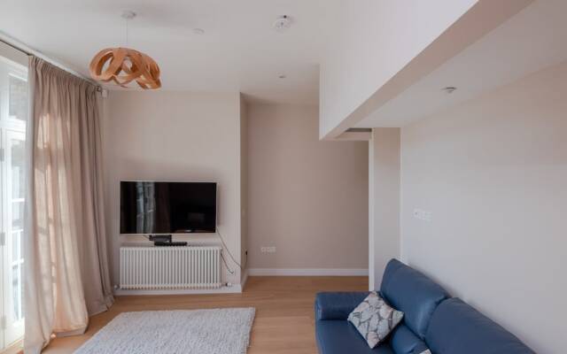 Large riverside 4BR apartment near Canary Wharf