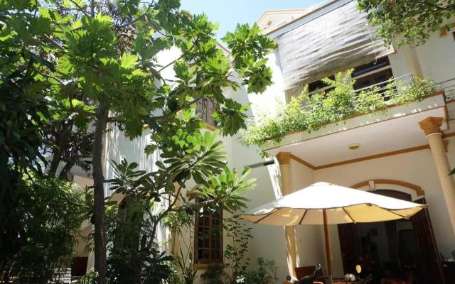 Moon house tropical garden - Valentine