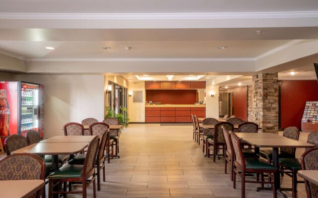 Red Roof Inn & Suites Indianapolis Airport