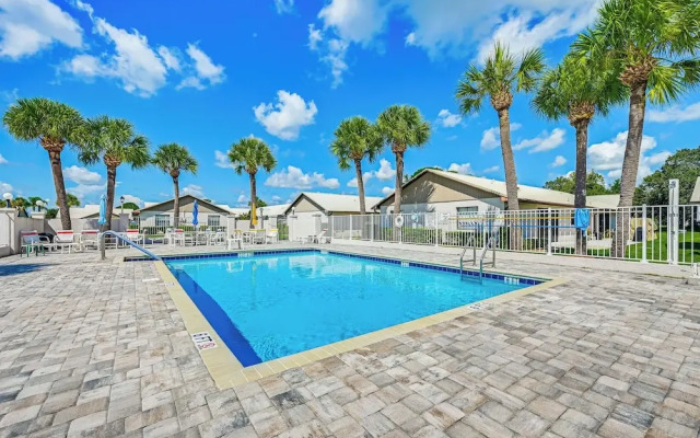 Sunny Canal-view Villa w/ Lanai in Sebring!