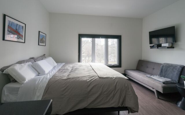 Applewood Suites - Queen West Studio