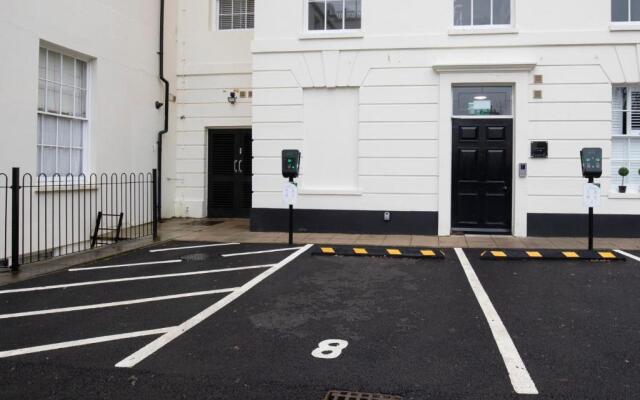 Elliot Oliver - Luxury 2 Bedroom Regency Apartment With Parking & EV Charger