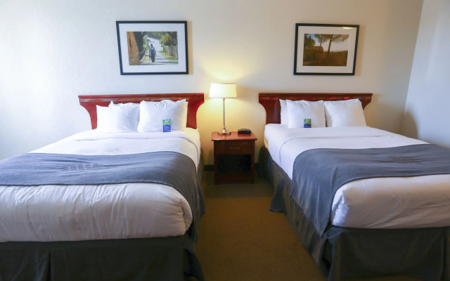 Lakeview Inns & Suites - Fort Nelson