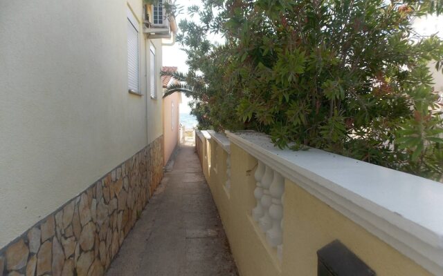 Apt Brana, 30 M From The Sea, Vir Island