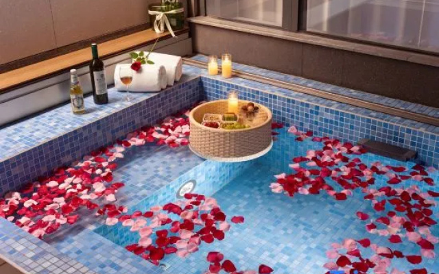 Floral Hotel · Bloom Courtyard Aesthetics | Cultural B&B (Heluo Ancient City, Yangwan Metro Stn – Pool – Luoyang