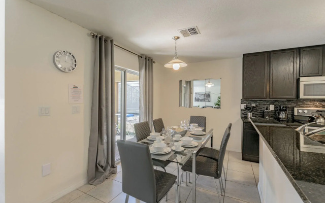 4 bed House/w pool & Garage