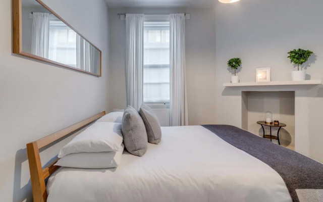 The Foxhole - Fitzrovia - by Frankie Says