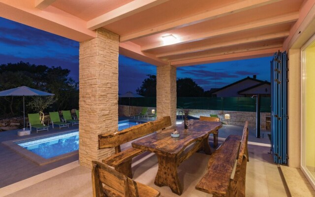 Nice Home in Vodnjan with Hot Tub, WiFi & 4 Bedrooms