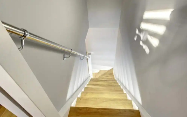 Stylish 2 bed House With Parking in Rugby