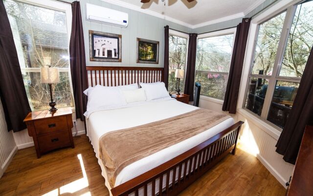 River Rd. Treehouses- Robins Roost