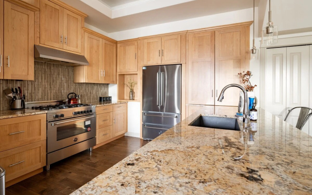 Rooftop Deck Walk to River Downtown Fire pit