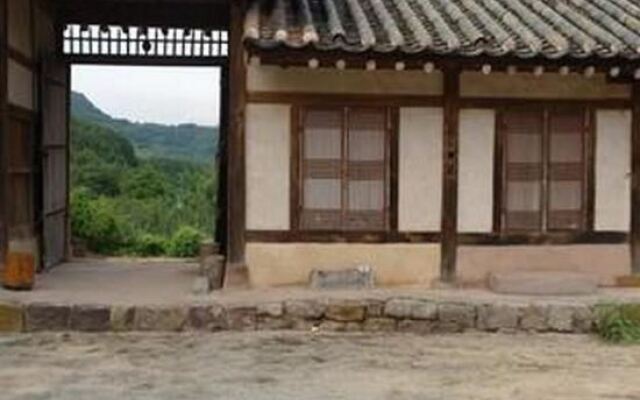 Jeongjaejongtaek Hanok Guesthouse