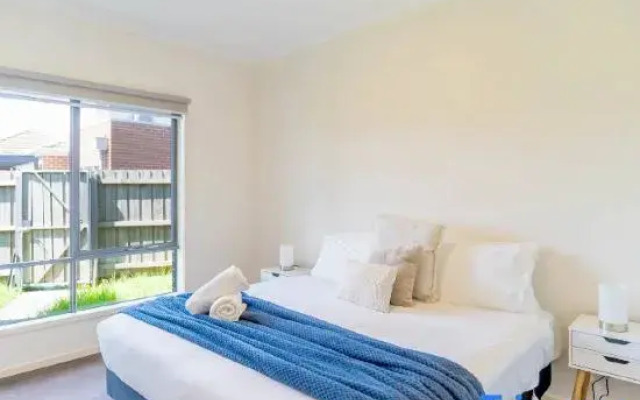 Modern Home in Central Oakleigh East