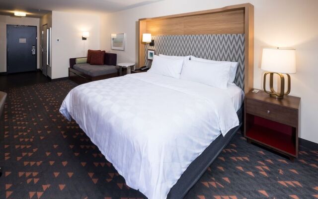 Holiday Inn & Suites Detroit - Troy